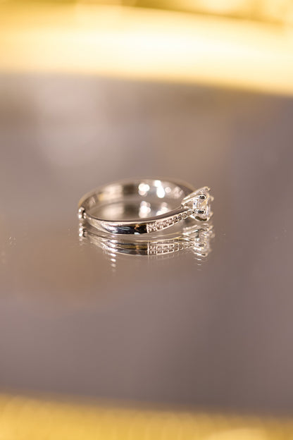 R104-50份六爪莫桑鑽銀鍍鉑金開口戒指
