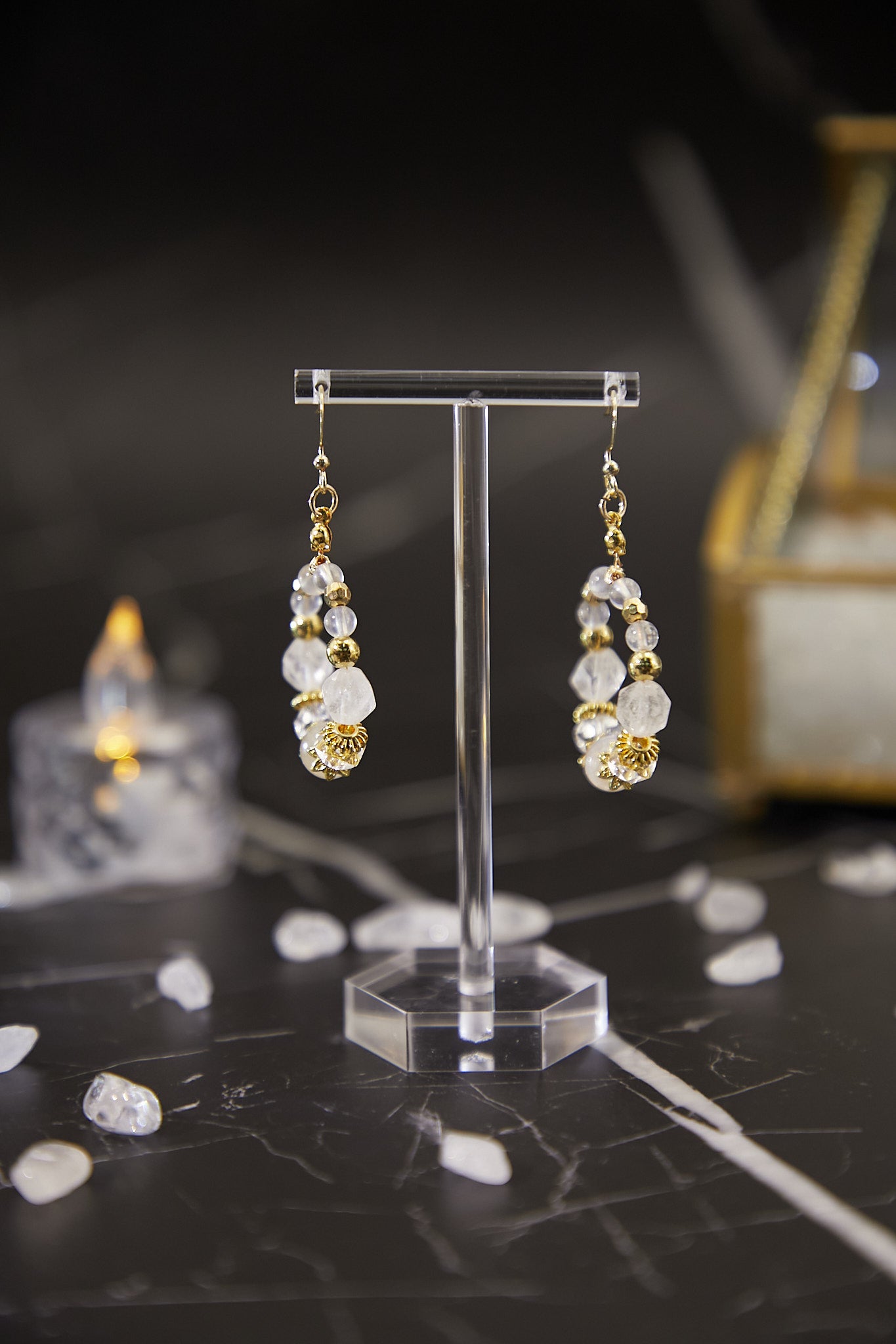 E013-藍月亮．白水晶．圈圈耳環