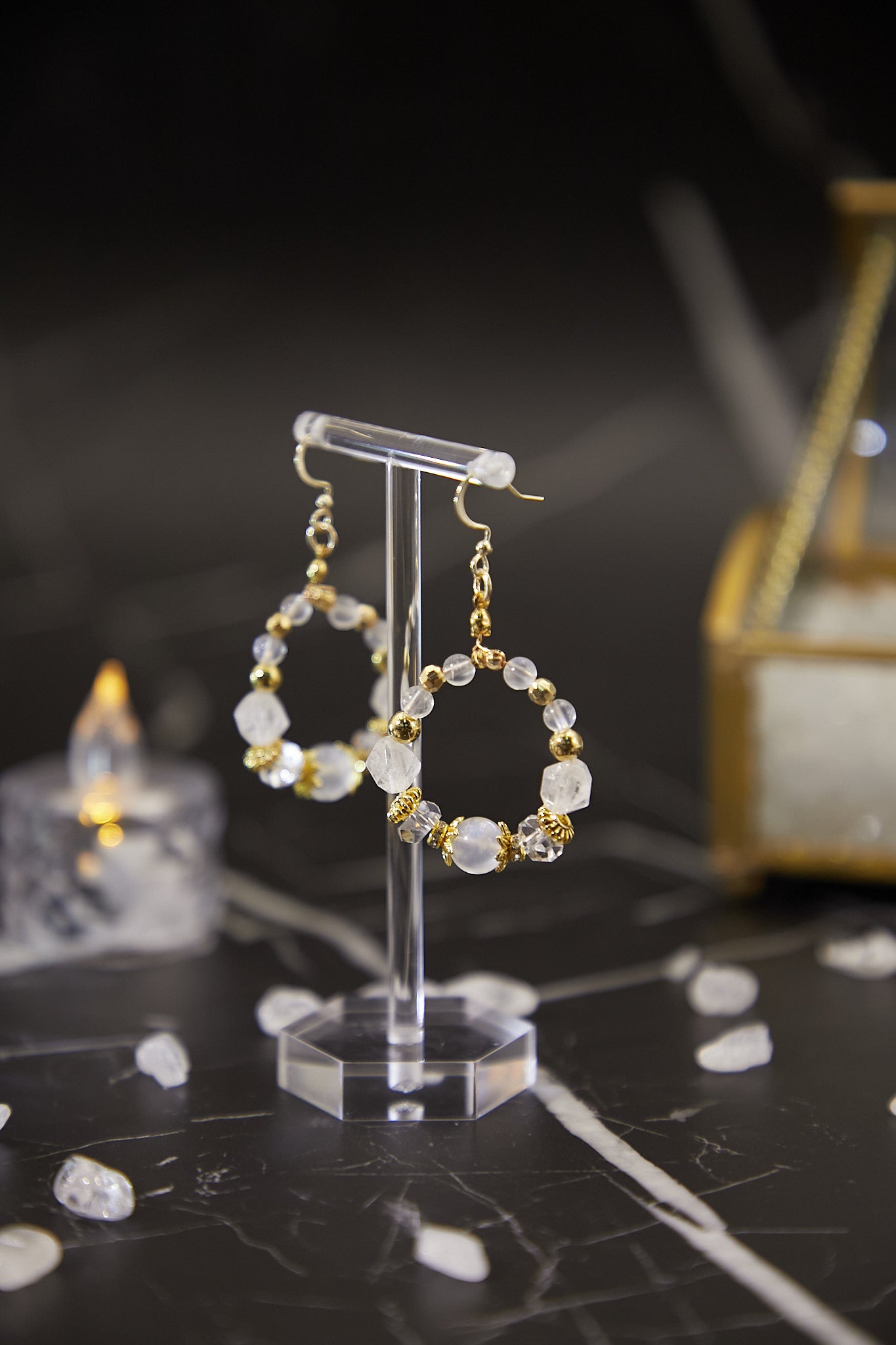 E013-藍月亮．白水晶．圈圈耳環